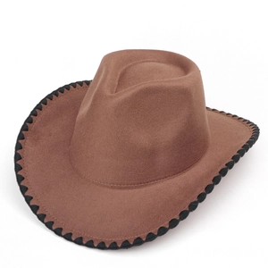 Détail d'un chapeau de cowboy marron en feutre avec surpiqûres noires sur le large bord