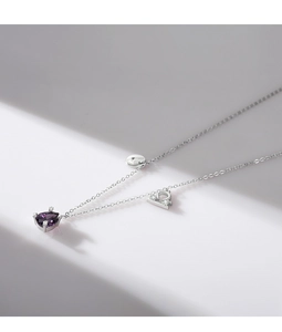 Detail der S925 Silberhalskette mit violettem Herz-Edelstein und Waage-Sternzeichen