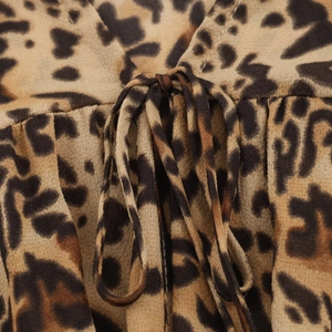 Dettaglio ravvicinato del tessuto con stampa leopardata e coulisse regolabile in vita
