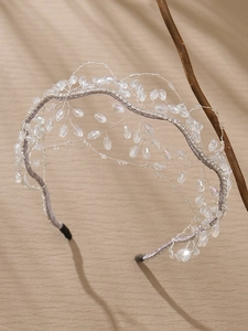 Dettaglio del cerchietto da sposa argento con perle di cristallo e strass fatti a mano