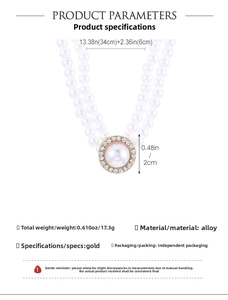 Détails d'un collier de perles à double rangée avec un pendentif doré orné de strass
