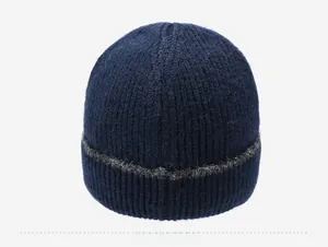 Vista posteriore del berretto in maglia blu scuro con trama a righe verticali spesse