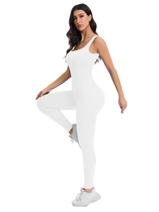 Détail de la texture côtelée d'une combinaison de yoga sans manches blanche sans couture