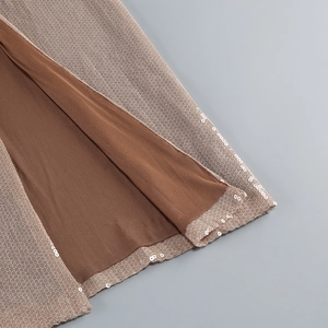 Détail de paillettes dorées champagne sur tulle avec doublure marron lisse