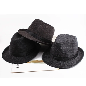 Détail de chapeaux fedora en noir, gris et marron avec texture tissée et ruban satiné