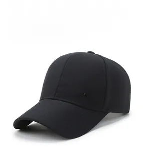 Détail d'une casquette de baseball noire avec logo Fashion métallique sur le côté