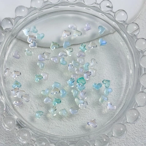 Perlmutt-Harzherzen für Nagelkunst in Glasschale für DIY-Maniküre-Dekorationen
