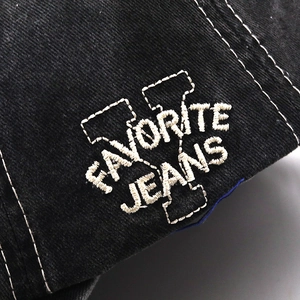 Makro-Detail der hochwertigen schwarzen Denim-Cap mit Favorite Jeans Stickerei