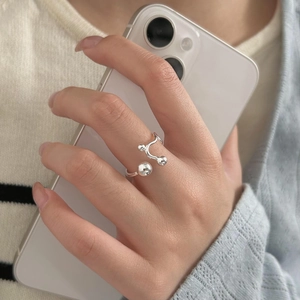 Minimalist S925 sterling silver open ring with bead accents on a model's hand