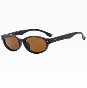 Détails de lunettes de soleil ovales noires avec verres ambrés et rivets décoratifs