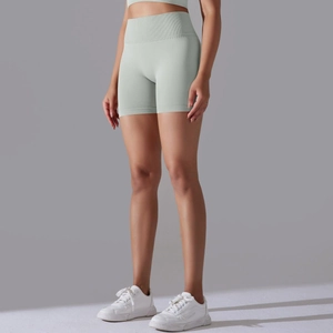 Détail du short de yoga sans couture taille haute vert clair avec large ceinture côtelée