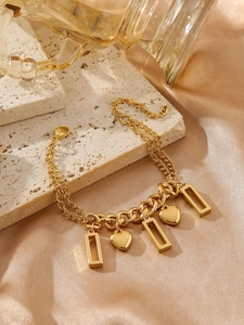 Dettaglio del bracciale in acciaio al titanio placcato oro 18k con ciondoli a cuore