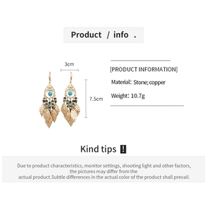 Détails de boucles d'oreilles bohèmes vintage avec feuilles en cuivre et perles bleues