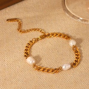 18K gold plated stainless steel Cuban chain bracelet featuring three elegant freshwater pearls