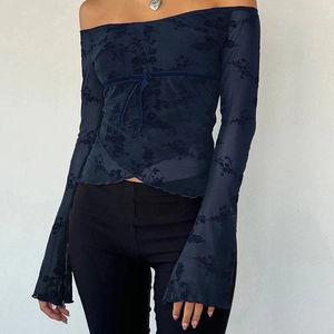 Haut chic en mesh bleu foncé à fleurs, épaules dénudées avec détail de ruban en velours