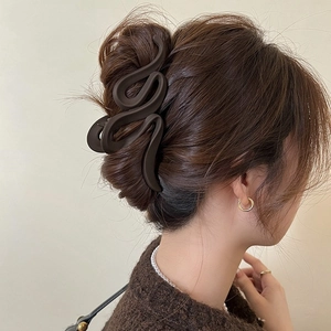 Large Matte Hair Claw Clip Wavy Shark Hairpin Elegant Minimalist Non-Slip Hair Accessory For Women And Girls
