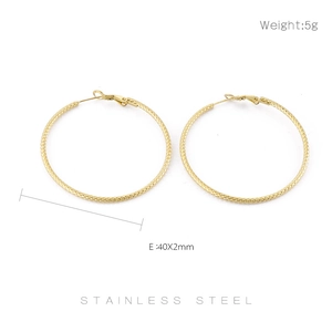 Details von 40mm goldenen Creolen aus Edelstahl mit 2mm Stärke und 5g Gewicht