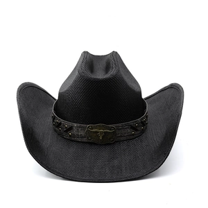 Détail d'un chapeau de cow-boy noir avec texture tressée et boucle de tête de taureau en bronze