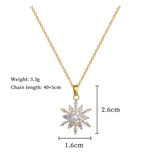 Detail view of flower pendant showing 3.3g weight and 40+5cm chain length specifications