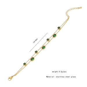 Détail du bracelet double couche en acier inoxydable avec étoiles vertes et verre