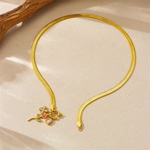 Collier chaîne serpent plaqué or vintage avec pendentif rose cœur et fermoir ressort
