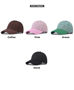 Berretto da baseball in pizzo floreale nei colori caffè, rosa, verde e nero