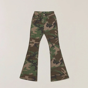 Makro-Detail der Camouflage-Schlagjeans mit hoher Taille und Waldmuster mit Metallknopf