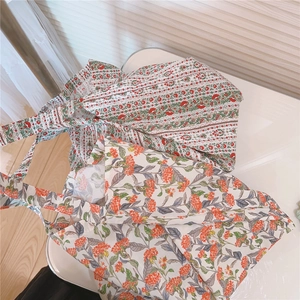 Vue détaillée de deux sacs cabas légers en coton avec imprimés floraux verts et blancs