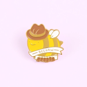 Broche en émail Beehaw avec abeille mignonne et chapeau de cowboy sur fond violet
