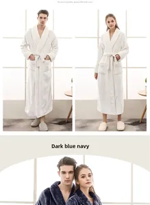 Détail d'un peignoir en flanelle épaisse avec col châle et poches en blanc et bleu foncé
