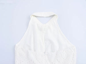 Dettaglio dell'elegante abito bianco con scollo all'americana, ricami e zip posteriore