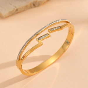 Détail macro du bracelet plaqué or 18k avec doubles rangées serties de zircons cubiques