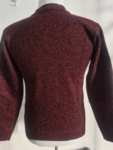 Rückansicht der weinroten Herrenstrickjacke mit strukturierten Details am Langarm