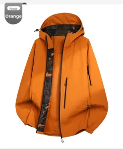 Flach liegende orangefarbene Outdoorjacke mit Camo-Futter und verstellbarer Kapuze