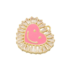 Détail d'un pendentif cœur doré avec émail rose, pierres de zircon et smiley