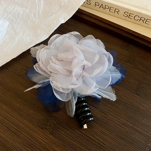 Detailed close-up of gradient mesh flower hair accessory with black coil band, sweet fresh style.