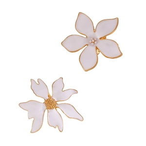 Bague fleur géométrique en émail blanc avec bords dorés et détails en perles