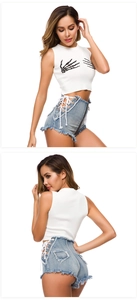 Dettaglio fronte e retro dei pantaloncini di denim blu con lacci laterali e vita alta