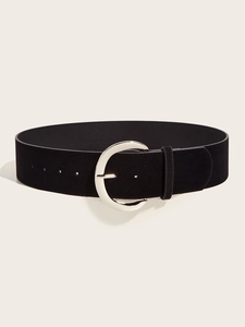 Vue détaillée d'une large ceinture noire avec une boucle ronde en métal argenté poli