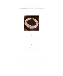 Détail d'un collier de perles multicouche avec un médaillon ovale en cristal et strass