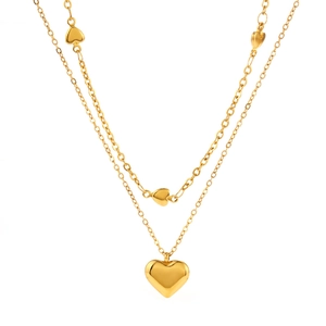Élégant collier double épaisseur doré avec pendentif cœur sur un fond blanc épuré