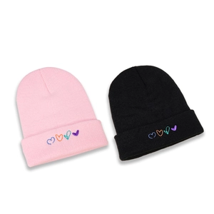 Bonnets en tricot noir et rose avec cœurs brodés colorés pour la chaleur d'automne hiver