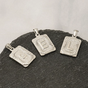 Collier Pendentif Alphabet Rectangulaire Plqué Or 18K Acier Inoxydable Lettre En Relief Plaque Carrée Pour Femmes Hommes Bijoux Tendance