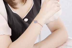 Dettaglio del bracciale zodiaco oro rosa con ciondolo in smalto blu e chiusura regolabile
