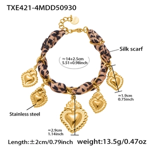 Vista dettagliata del bracciale foulard leopardo con ciondoli a cuore in acciaio e misure