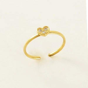 Détail de la bague cœur dorée ajustable avec trois oxydes de zirconium brillants