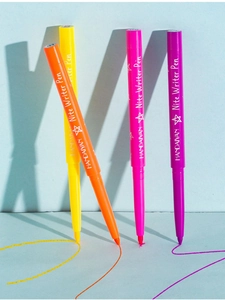 Stylos eye-liners UV néon en jaune orange rose et violet montrant des traits de couleur