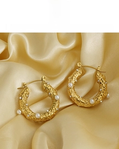 Detailed 18K gold plated textured hoop earring with white pearl and sparkling zircons