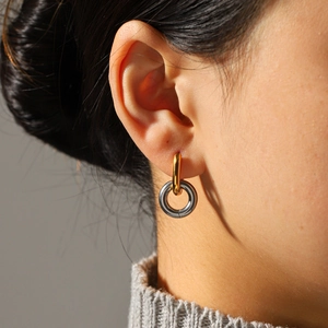 Orecchini bicolore in acciaio al titanio da donna con chiusura oro e cerchio argento
