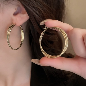 Élégantes boucles d'oreilles créoles géométriques dorées multicouches pour femmes
